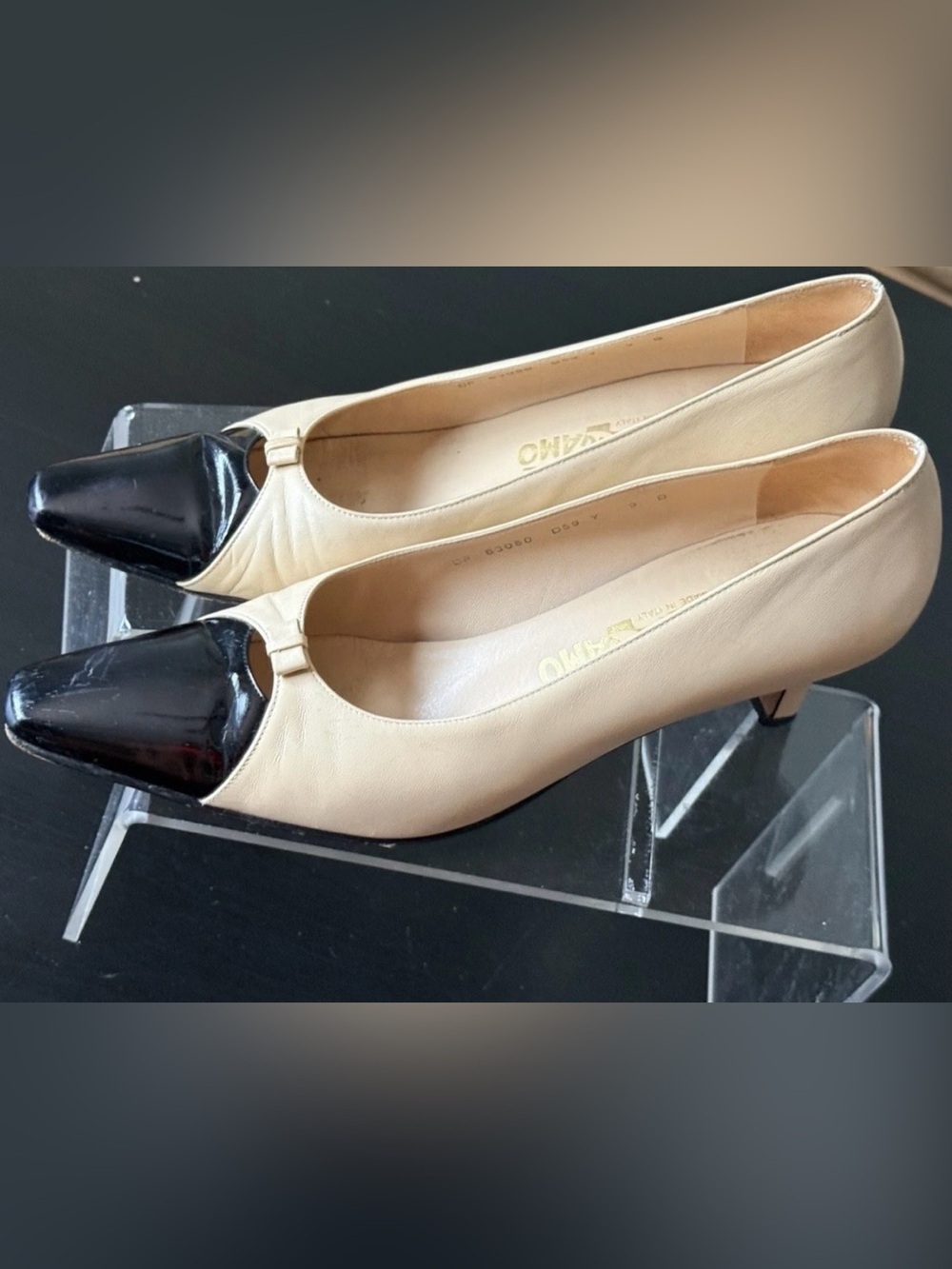 Vintage Salvatore Ferragamo Vara Bow Accent Leather Pumps Size 9B Made In Italy